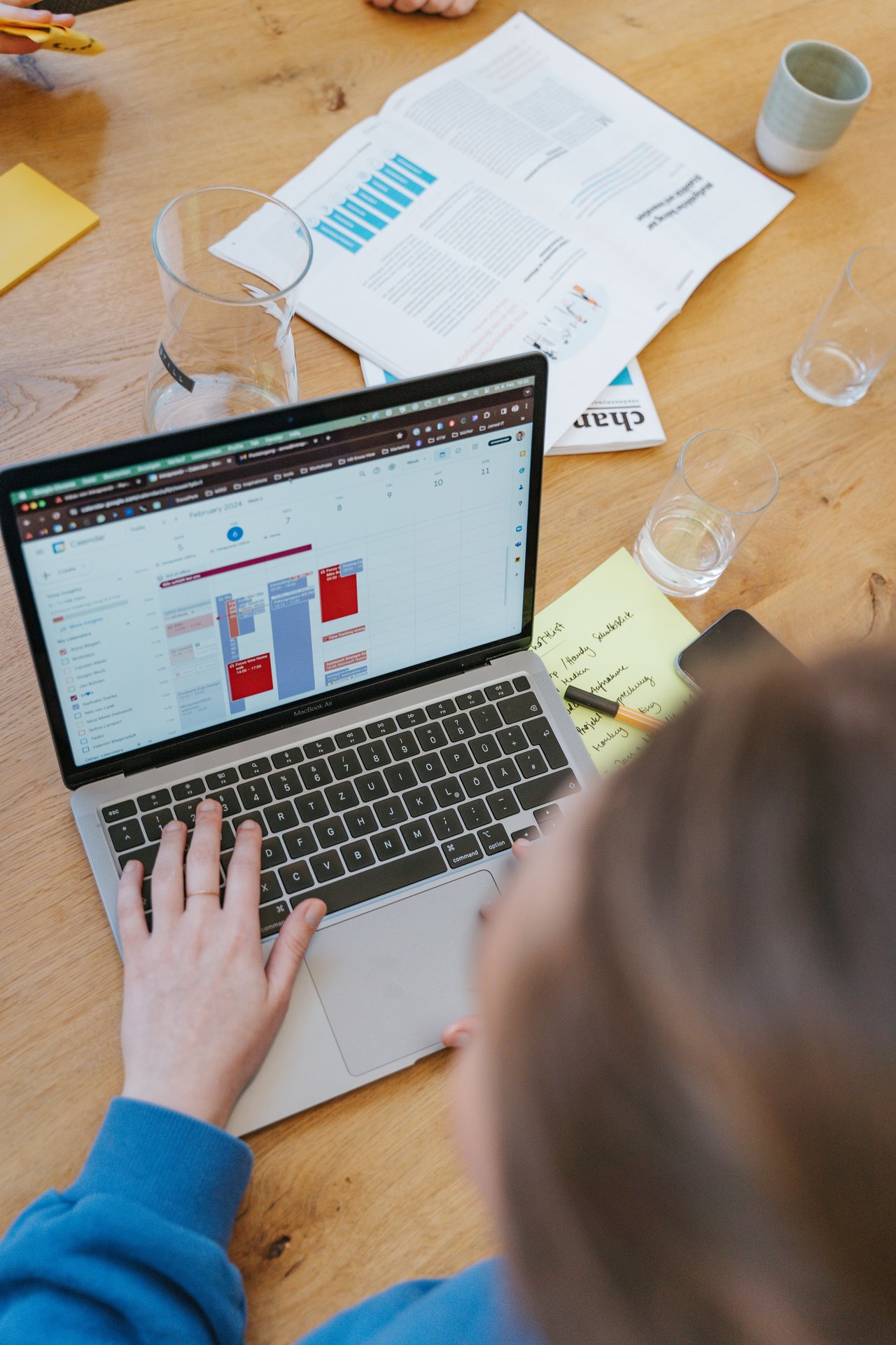 Arbeitsmaterial und Laptop bei einer PACED-Arbeitssession