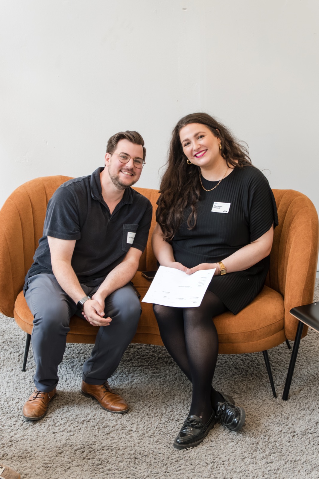 Carsten und Nina sitzen lachend auf einem Sofa beim PACED Day