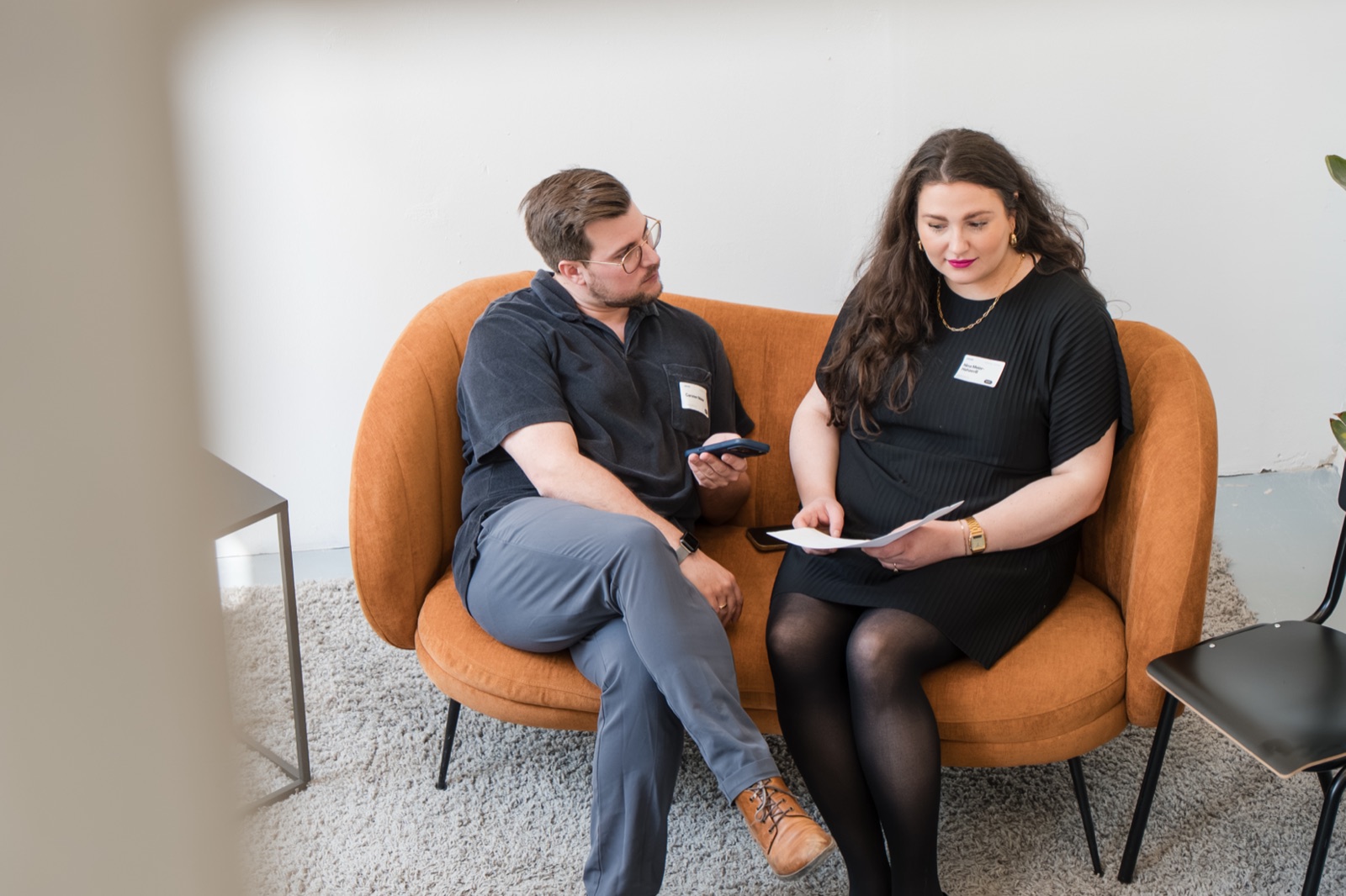 Carsten und Nina besprechen Unterlagen im persönlichen Gespräch